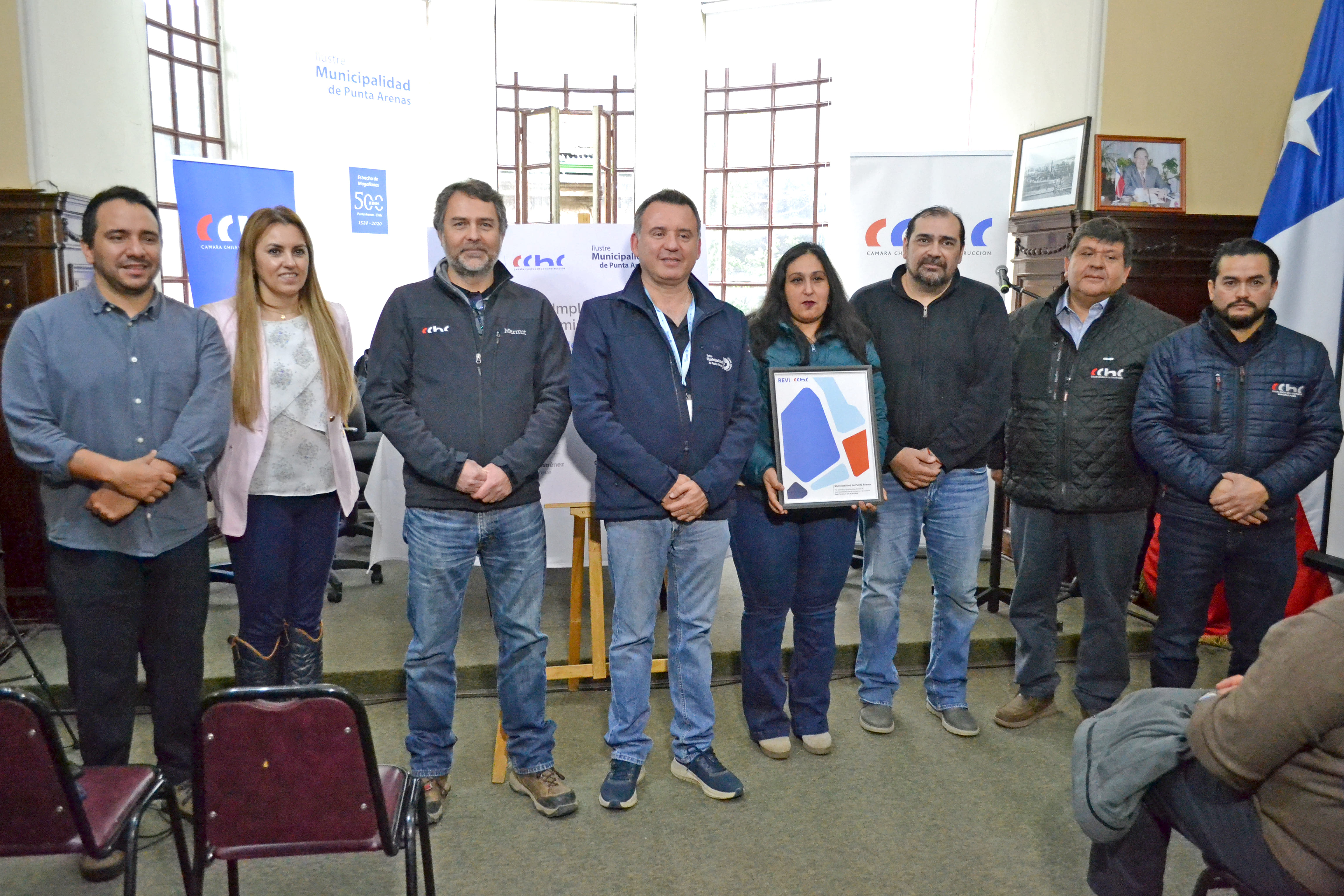 Eduardo Hernández, Angela Salazar, Jan Gysling, Claudio Radonich, Carla Jiménez, Alex Saldivia, Carlos Cardenas y Omar Vargas en la firma de convenio REVI en Punta Arenas