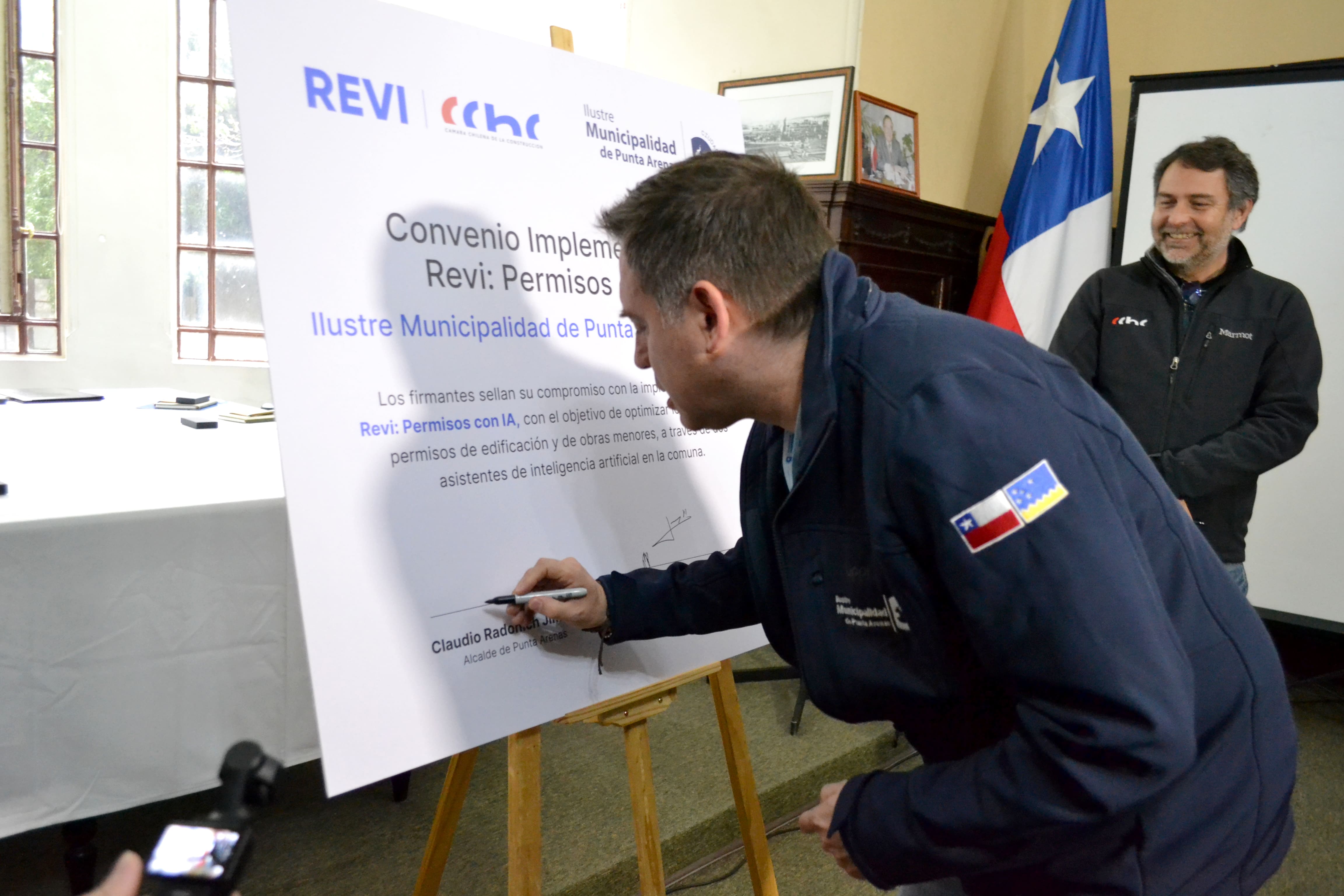 Claudio Radonich, alcalde Punta Arenas, firmando convenio REVI