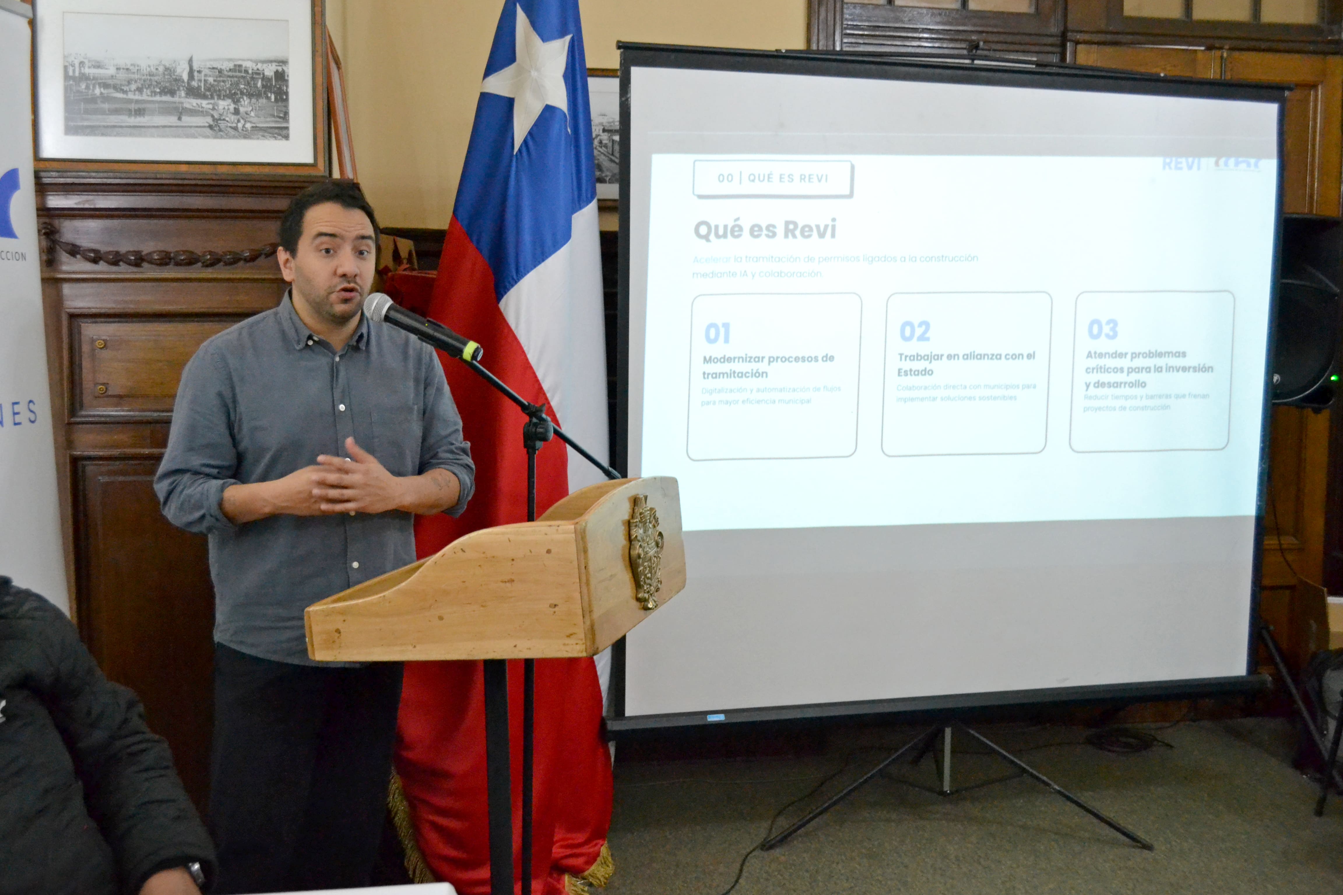 Eduardo Hernández, subgerente de Innovación y Transformación Digital CChC, da una charla sobre REVI en Punta Arenas