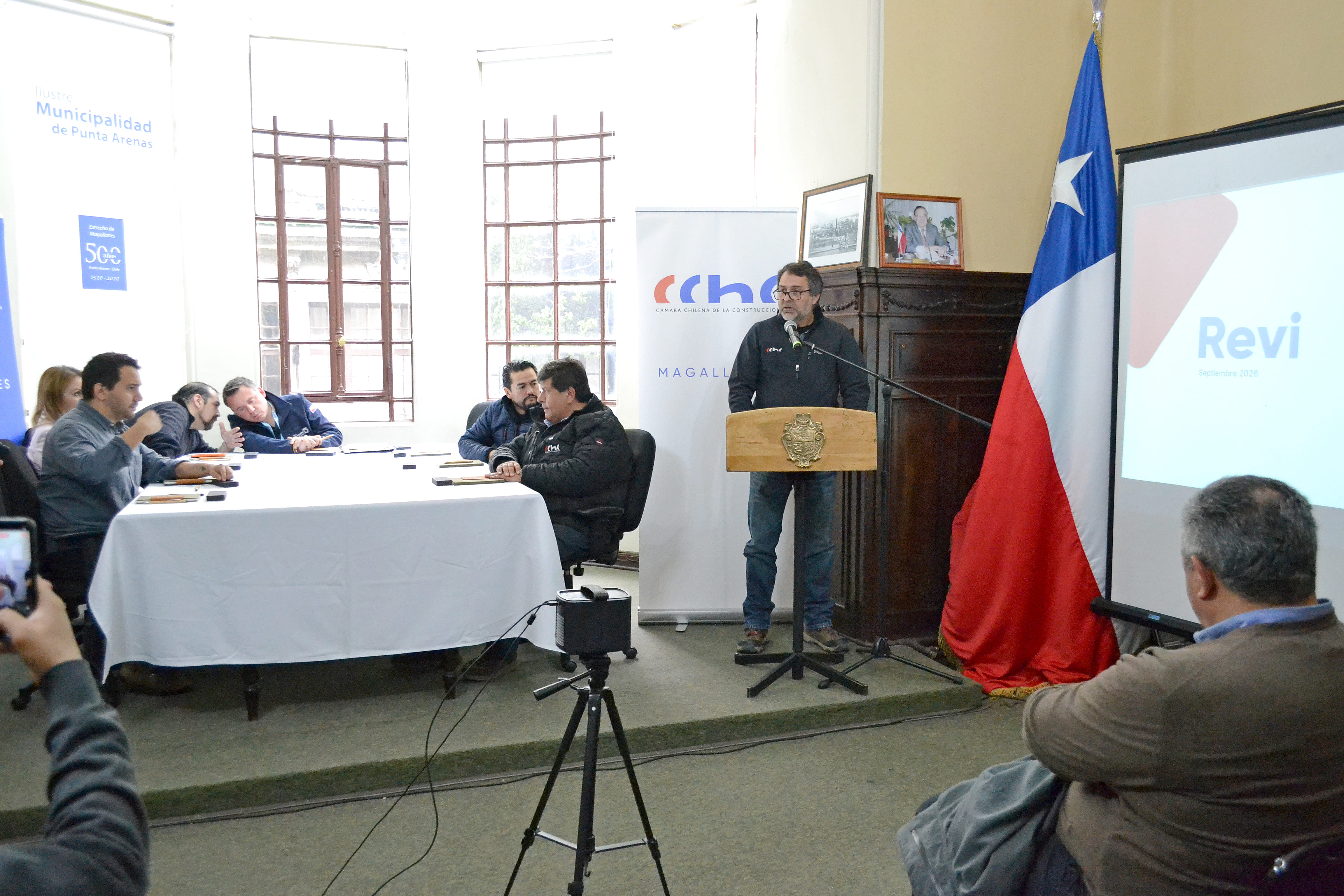 Jan Gysling, vicepresidente CChC Magallanes, da un discurso en la ceremonia de firma convenio REVI en Punta Arenas