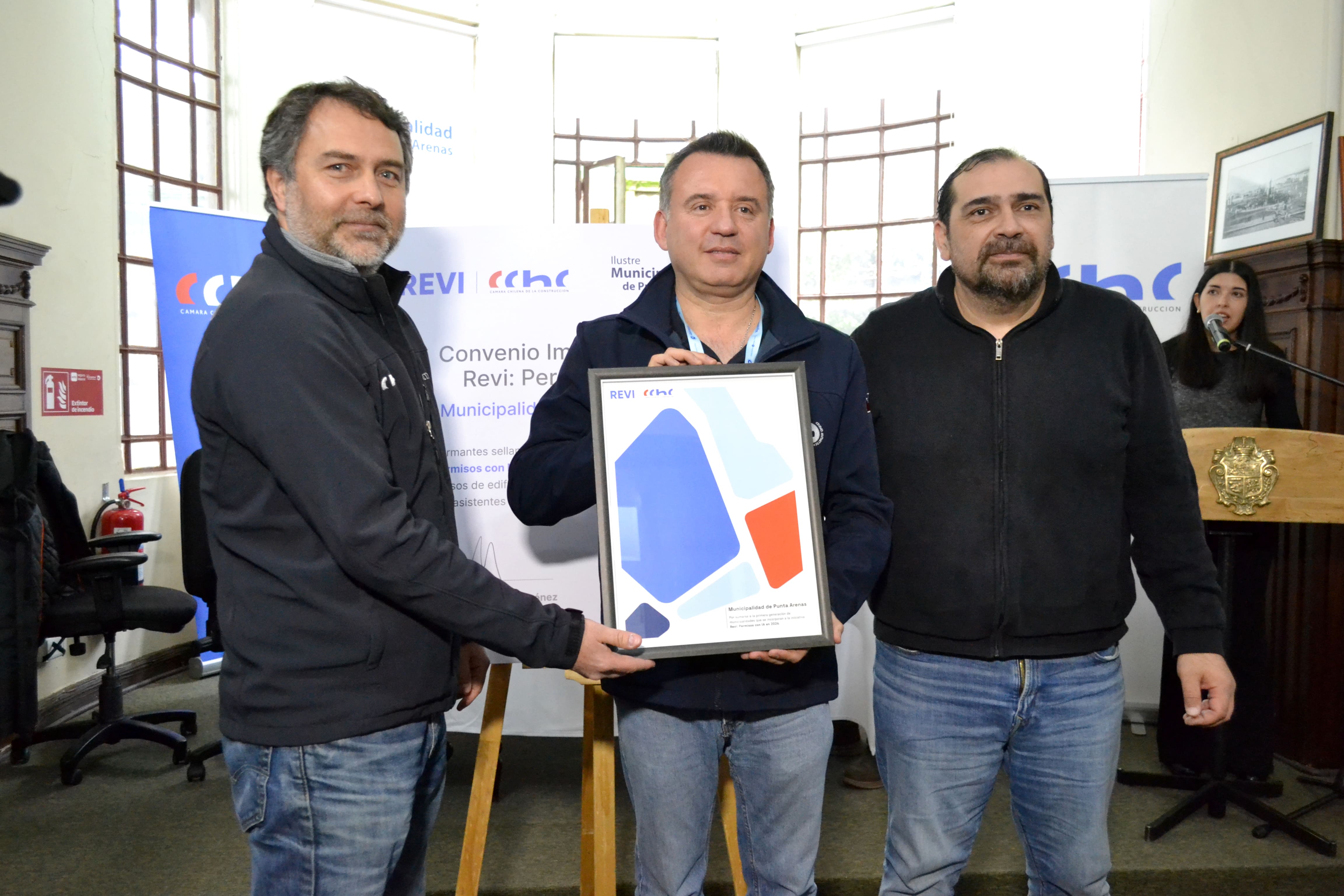 Jan Gysling, vicepresidente CChC Magallanes; Claudio Radonich, alcalde Punta Arenas; y Alex Saldivia, director DOM Punta Arenas, firman convenio REVI
