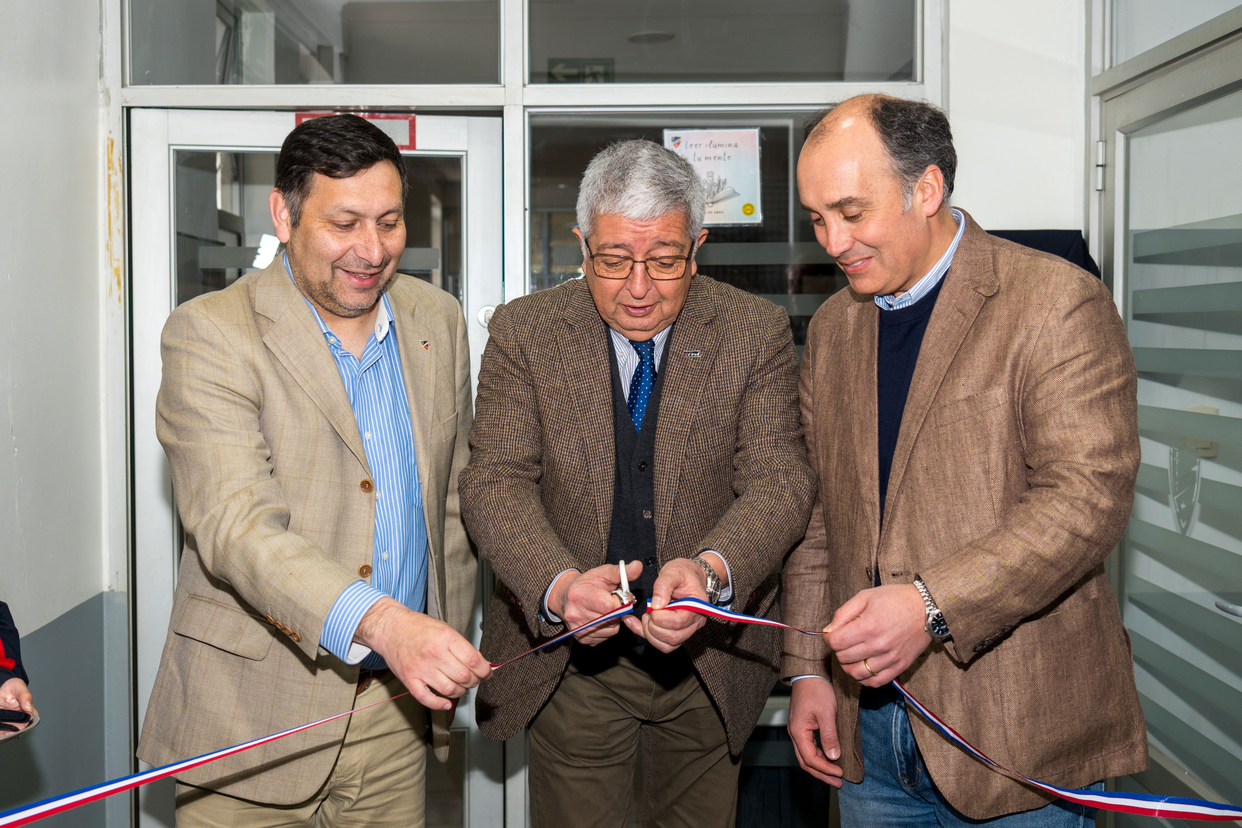 Inauguración de Sala Construyo Mi Futuro en Los Ángeles. Al centro, presidente de la sede regional, Claudio Moraga