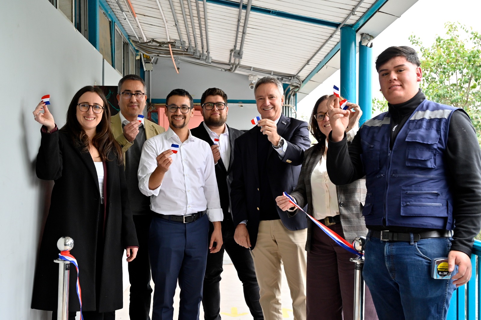 Autoridades cortan cinta de inauguración