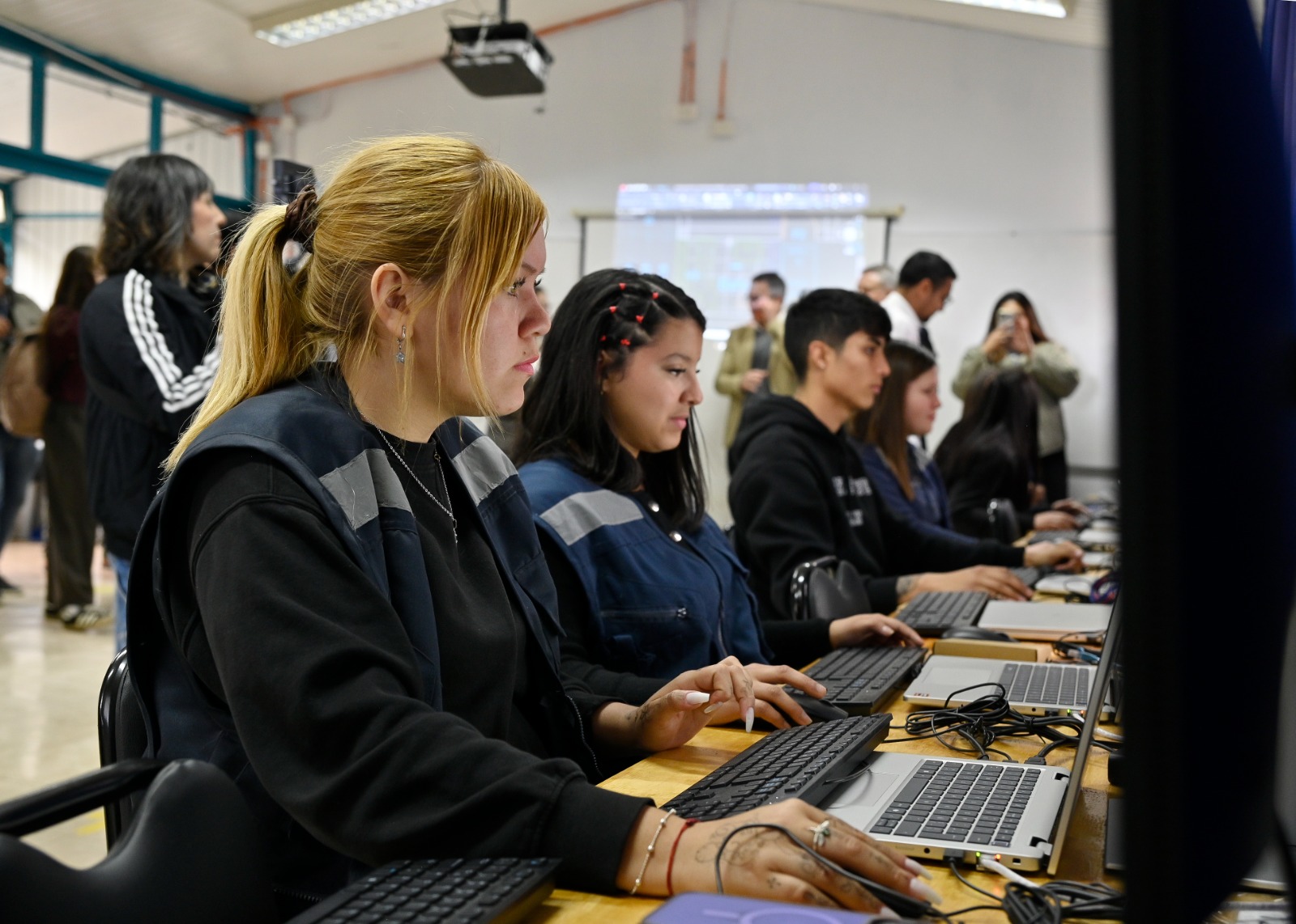 Alumnas prueban nuevos equipos